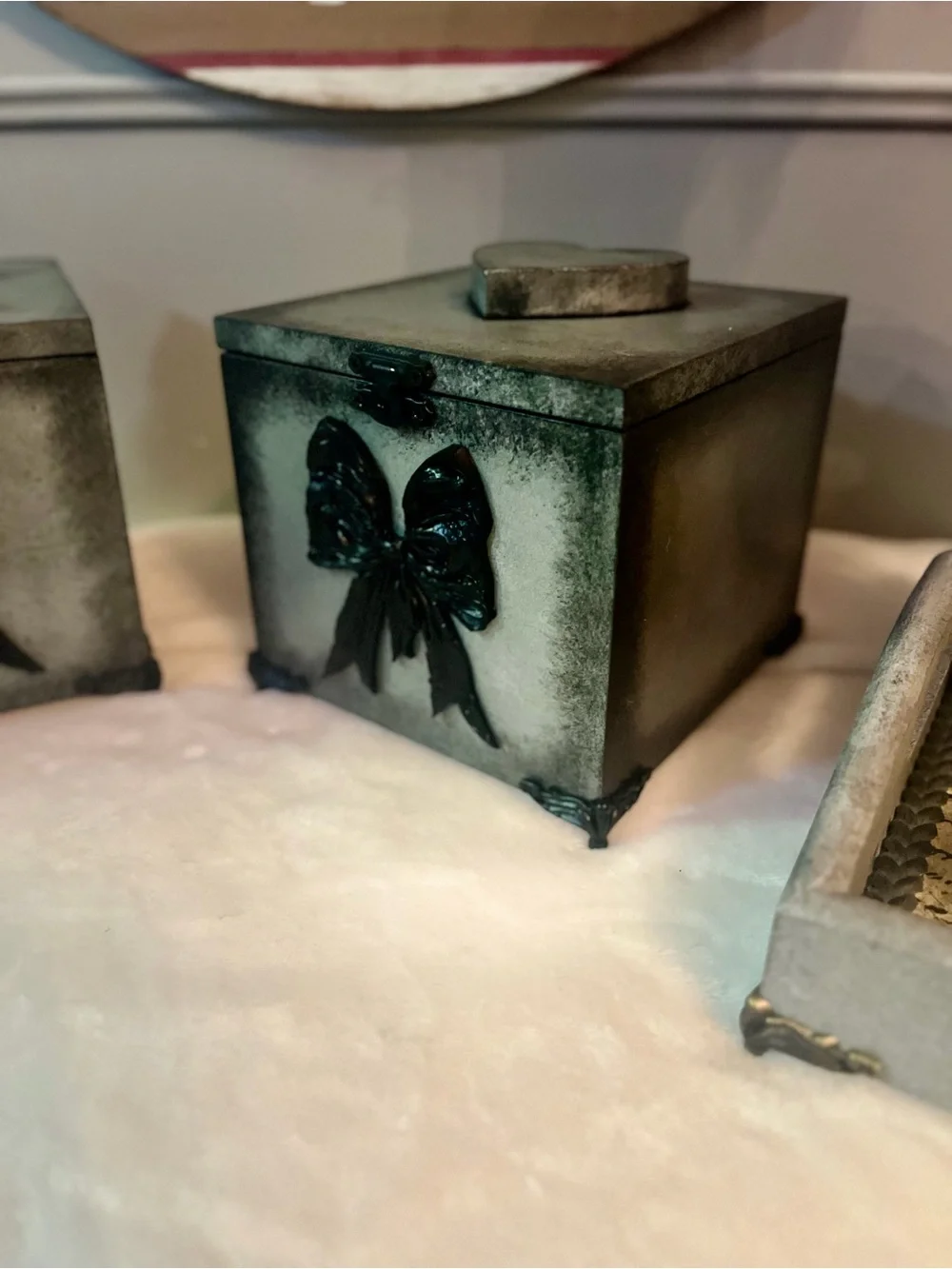 Vintage-Inspired Decorative Keepsake Box in light Grey and Black